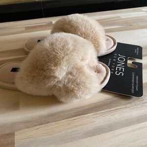 Jones New York Women Plush Slippers Slip On Beige Faux Fur Crossband Size 5 - 6